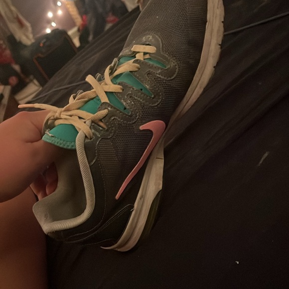 Lightly worn Nike tennis shoes - Picture 3 of 6